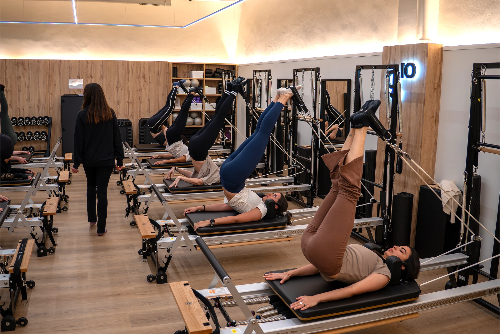 16-pilates10-barcelona-gracia grup de dones fent pilates reformer a pilates10 gracia