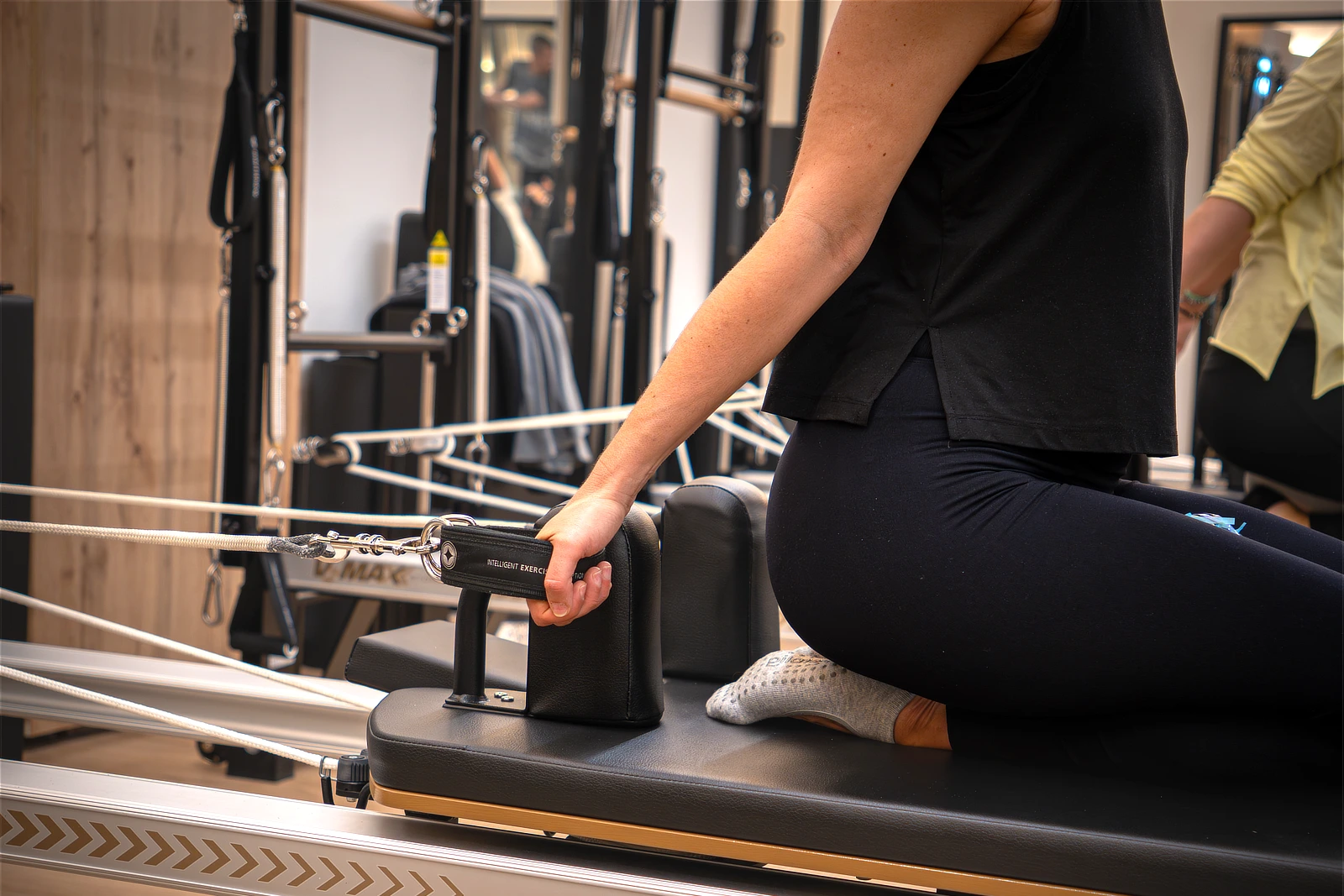 20-pilates10-barcelona-gracia noi fent exercici de pilates reformer a Pilates10 Gracia barcelona