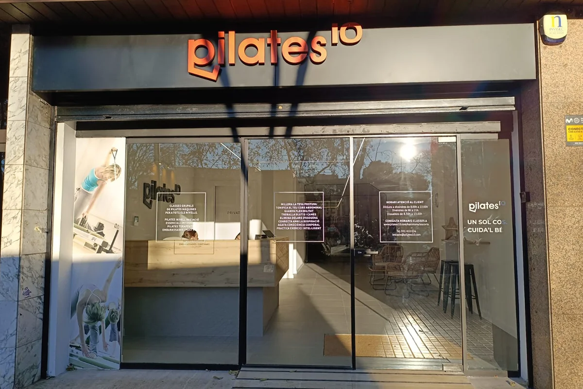02-pilates10-les-corts-barcelona Façana i entrada del centre Pilates10 Les Corts a Barcelona