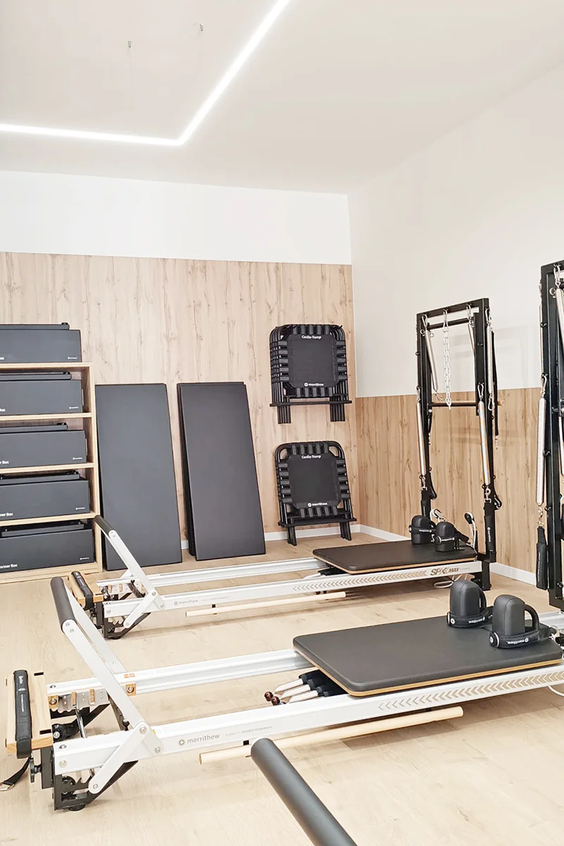 09-pilates10-les-corts-barcelona Sala de Pilates Reformer con máquinas profesionales en Pilates10 Les Corts