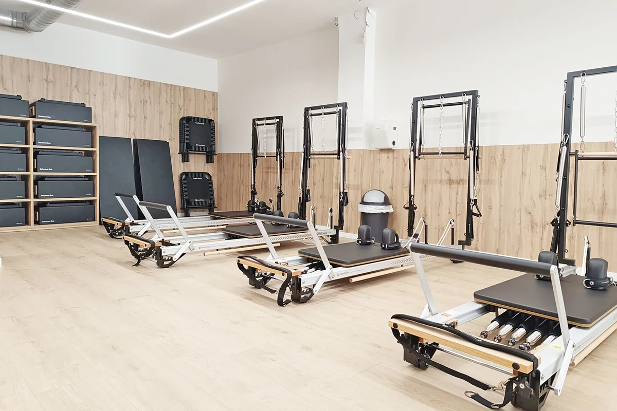 11-pilates10-les-corts-barcelona Máquinas de Pilates Reformer en la sala de Pilates10 Les Corts