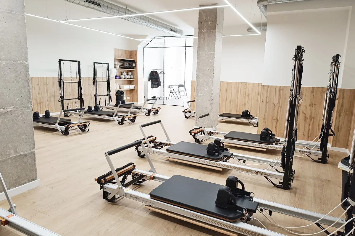 13-pilates10-les-corts-barcelona Sala equipada con máquinas de Pilates Reformer en Pilates10 Les Corts