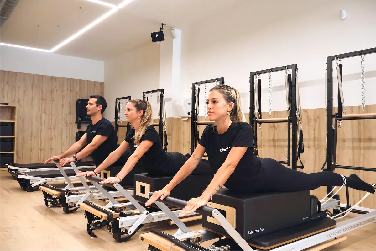 14-pilates10-les-corts-barcelona Grupo practicando Pilates Reformer en Pilates10 Les Corts
