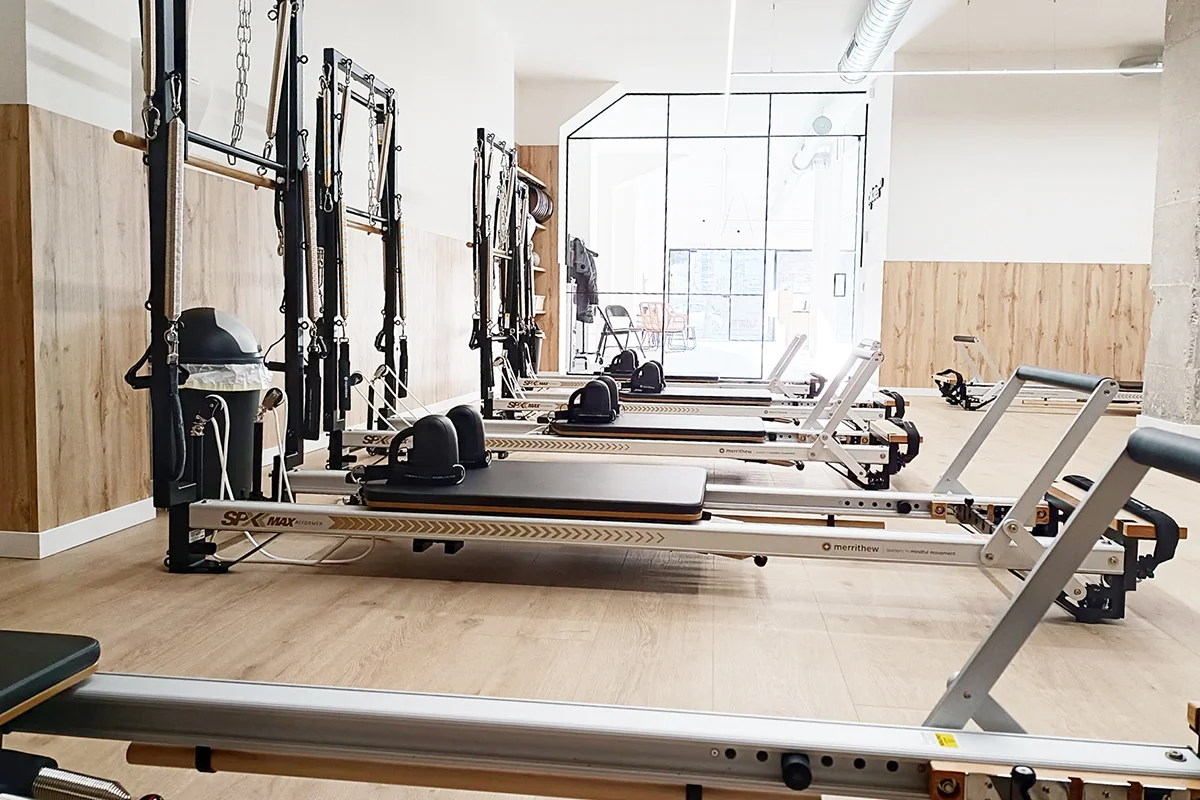 15-pilates10-les-corts-barcelona Vista general de la sala de Pilates Reformer de Pilates10 Les Corts