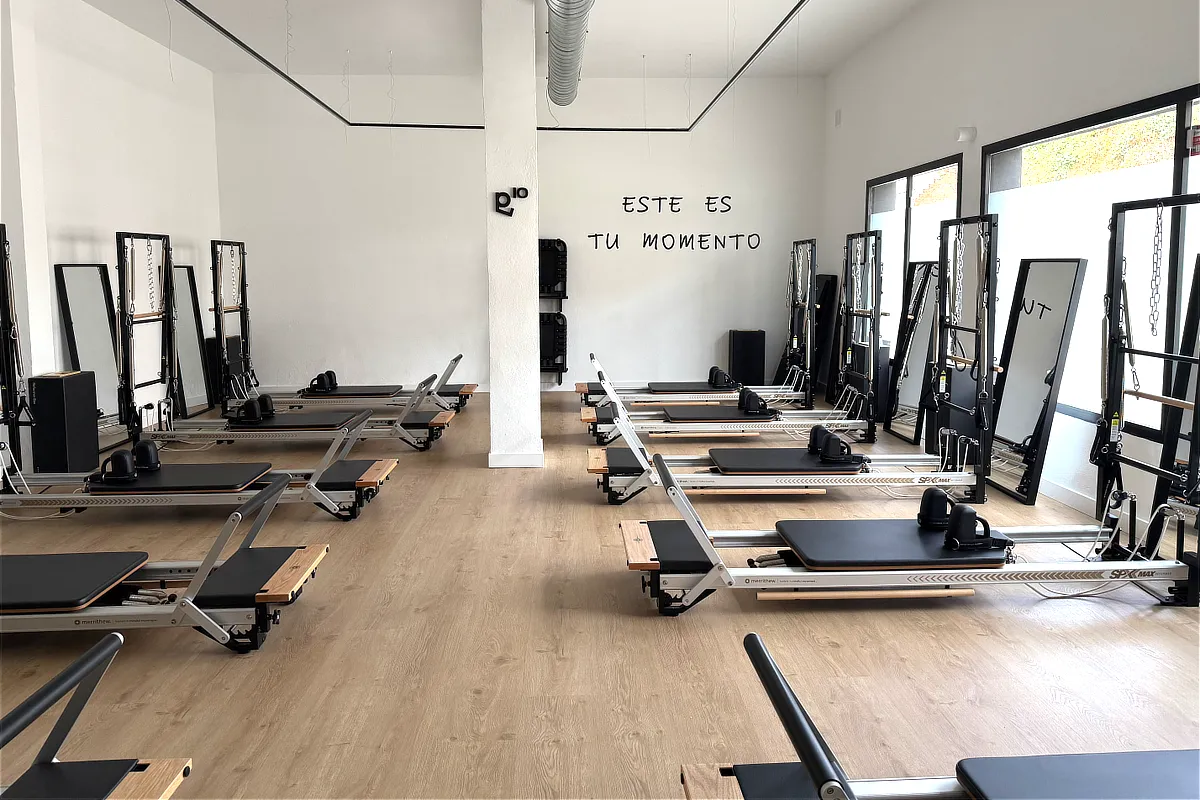 05-pilates10-adoratrices-sevilla sala con pilates reformeren Pilates10 Adoratrices Sevilla