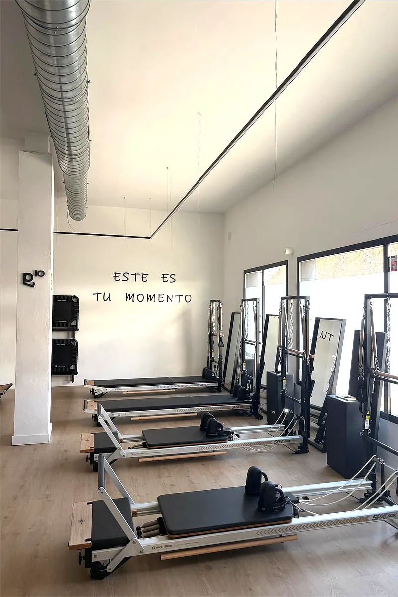 06-pilates10-adoratrices-sevilla sala de reforme con máquinas en Pilates10 Adoratrices Sevilla